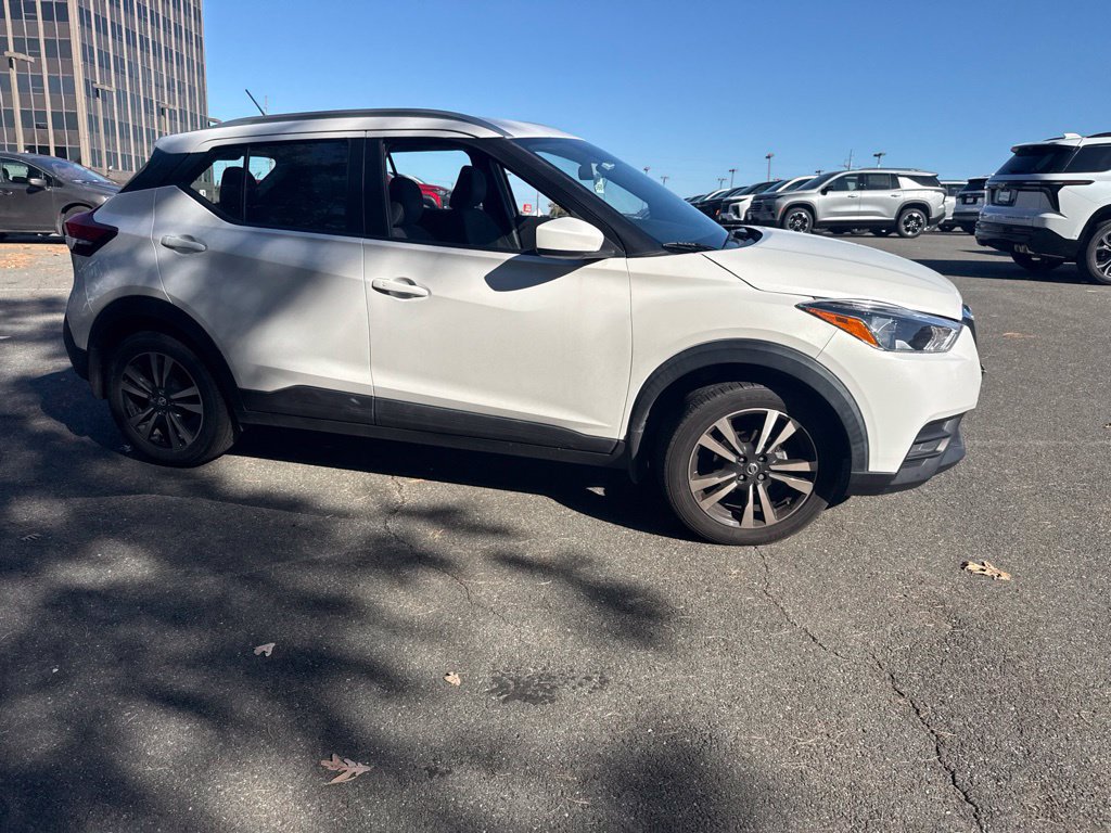 Used 2018 Nissan Kicks SV FWD image 3