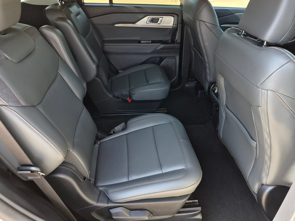 Used 2025 Ford Explorer Active w/ Active Comfort Package RWD image 41