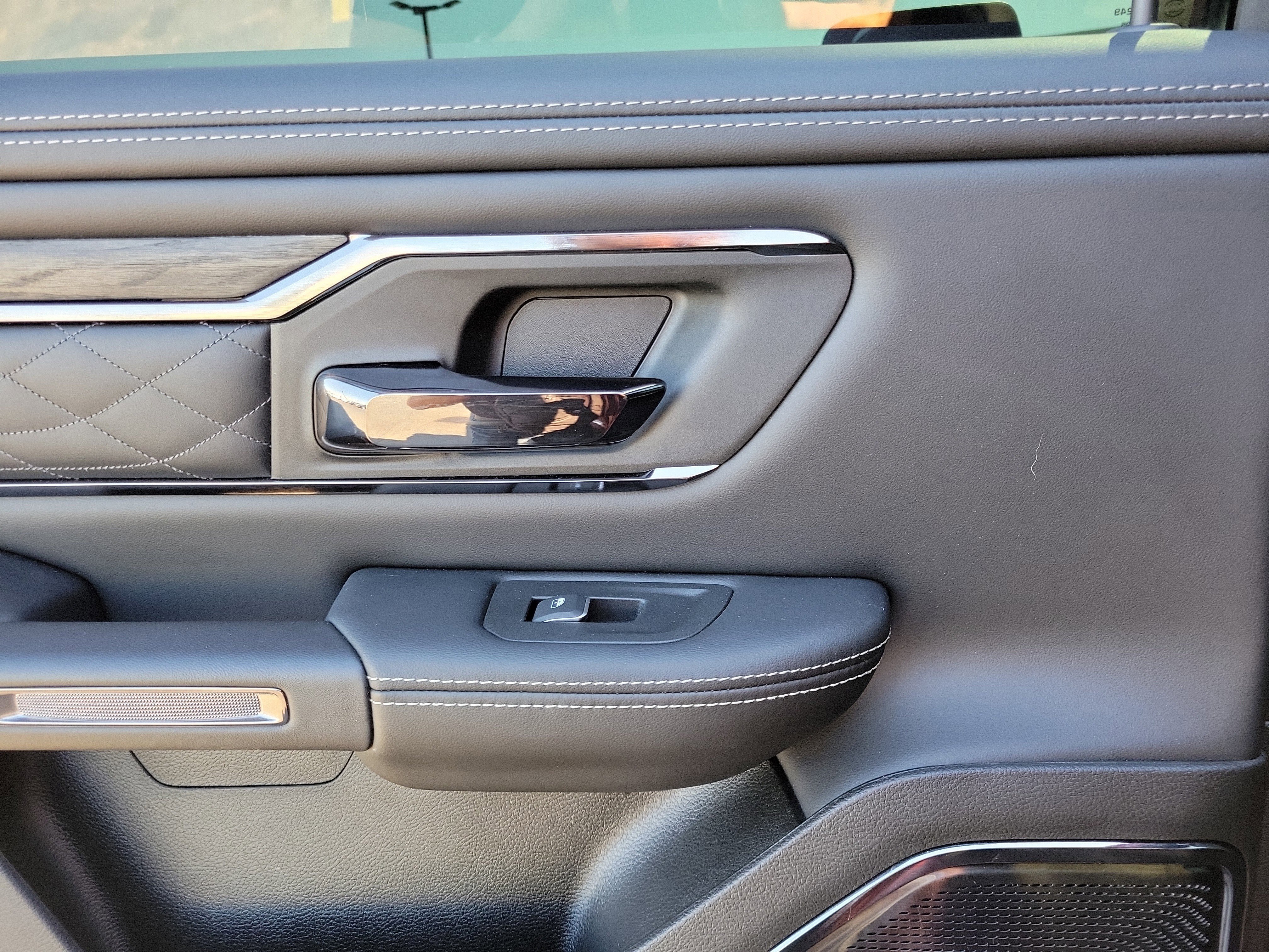Used 2025 RAM 1500 Limited AWD/4WD image 12