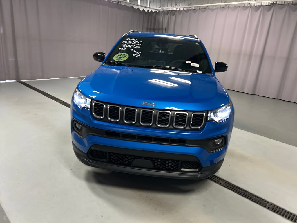Used 2025 Jeep Compass Latitude AWD/4WD image 2