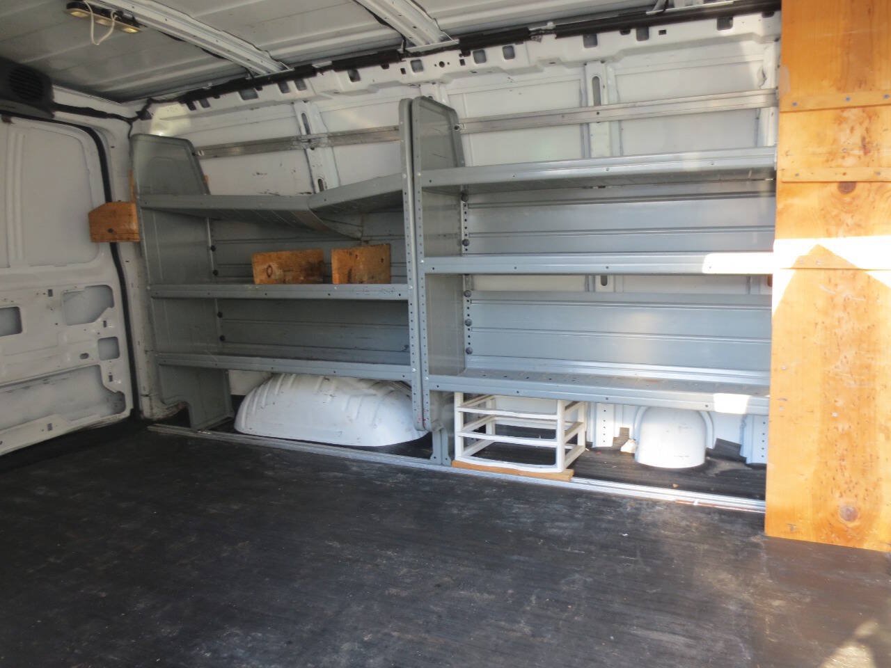 Used 2015 Chevrolet Express 2500 RWD image 16