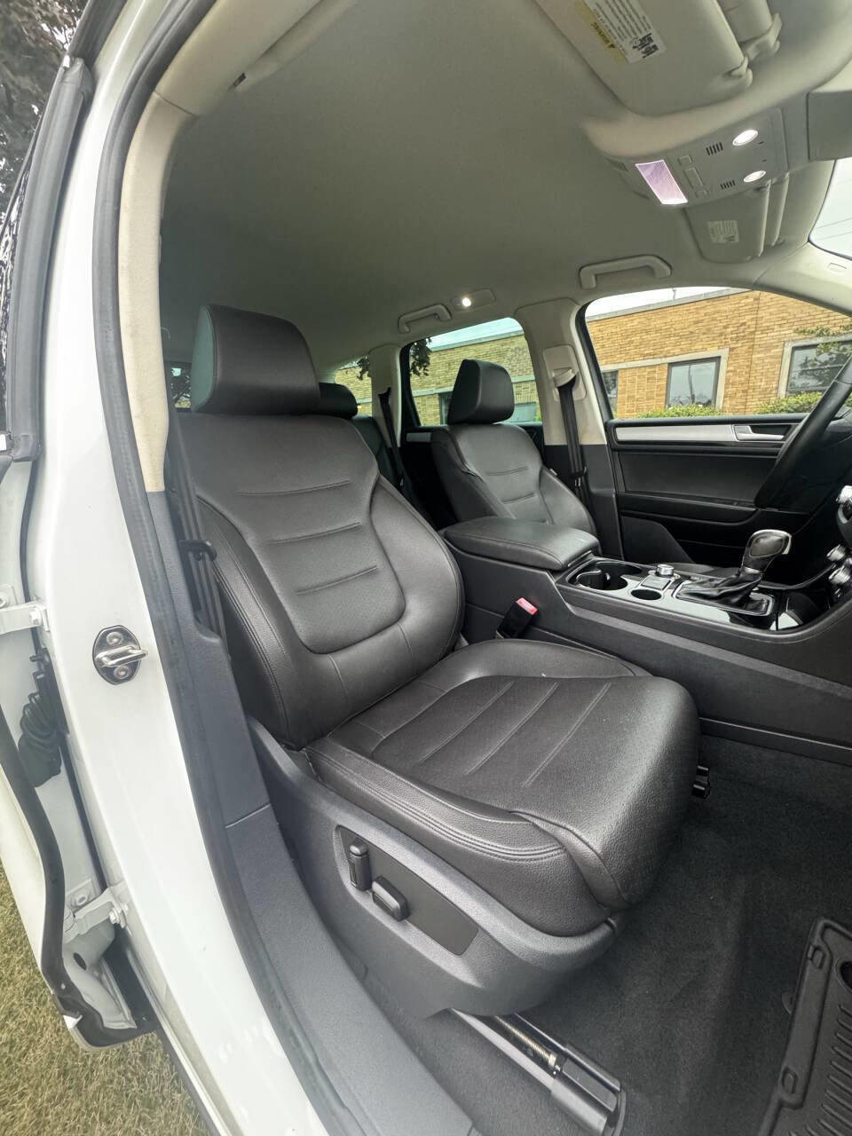 Used 2017 Volkswagen Touareg Sport image 13