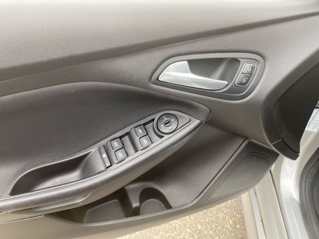 Used 2015 Ford Focus SE w/ SE Sport Package FWD image 26