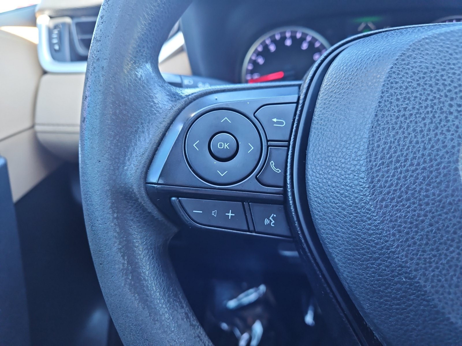 Used 2020 Toyota RAV4 LE FWD image 23