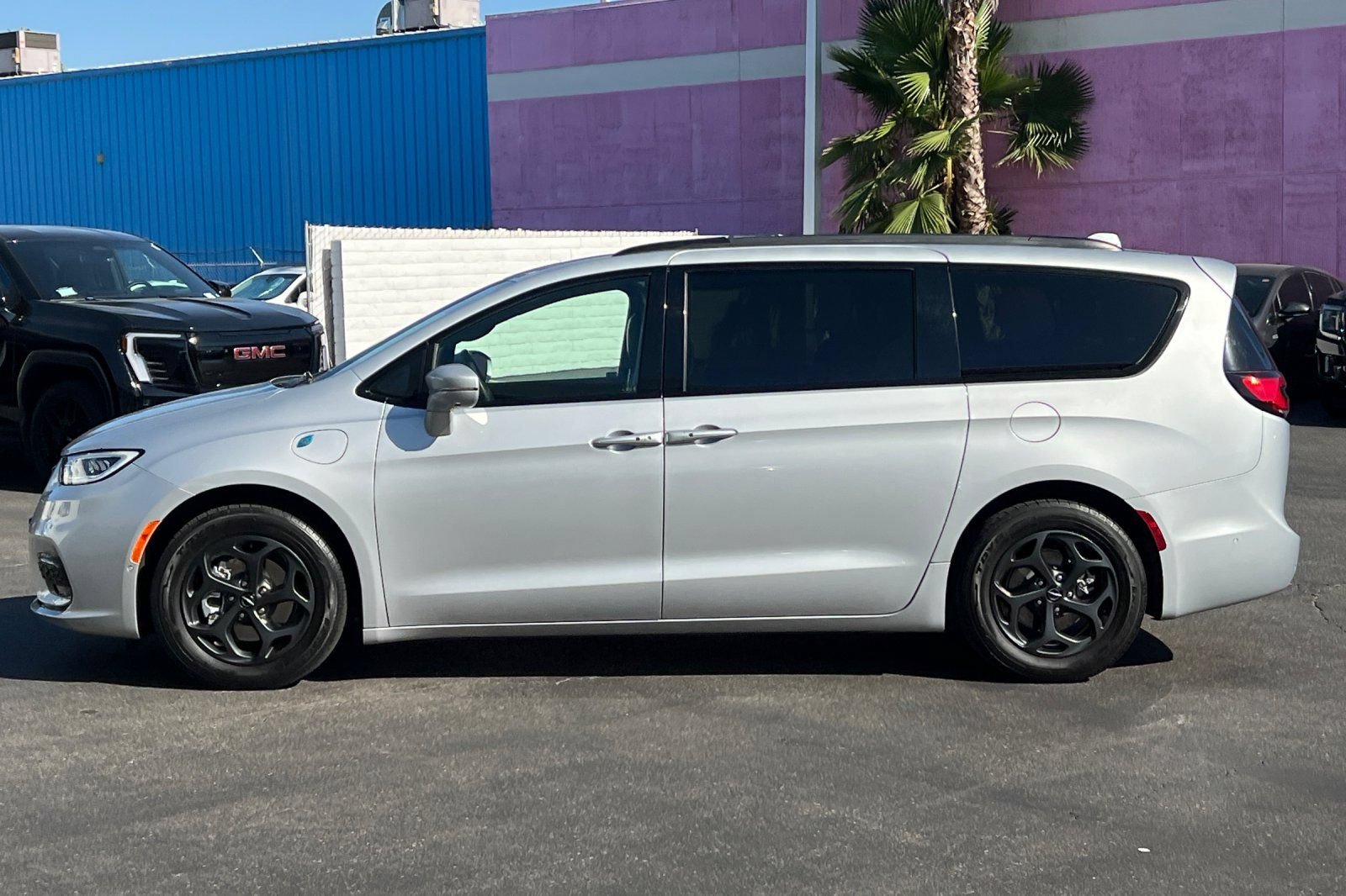 Used 2022 Chrysler Pacifica Limited w/ Uconnect Theater Family Group FWD image 7