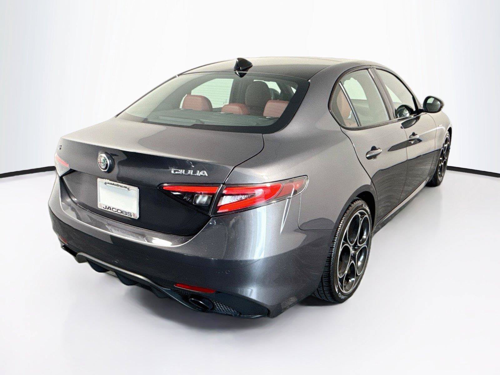 Used 2024 Alfa Romeo Giulia Veloce RWD image 5
