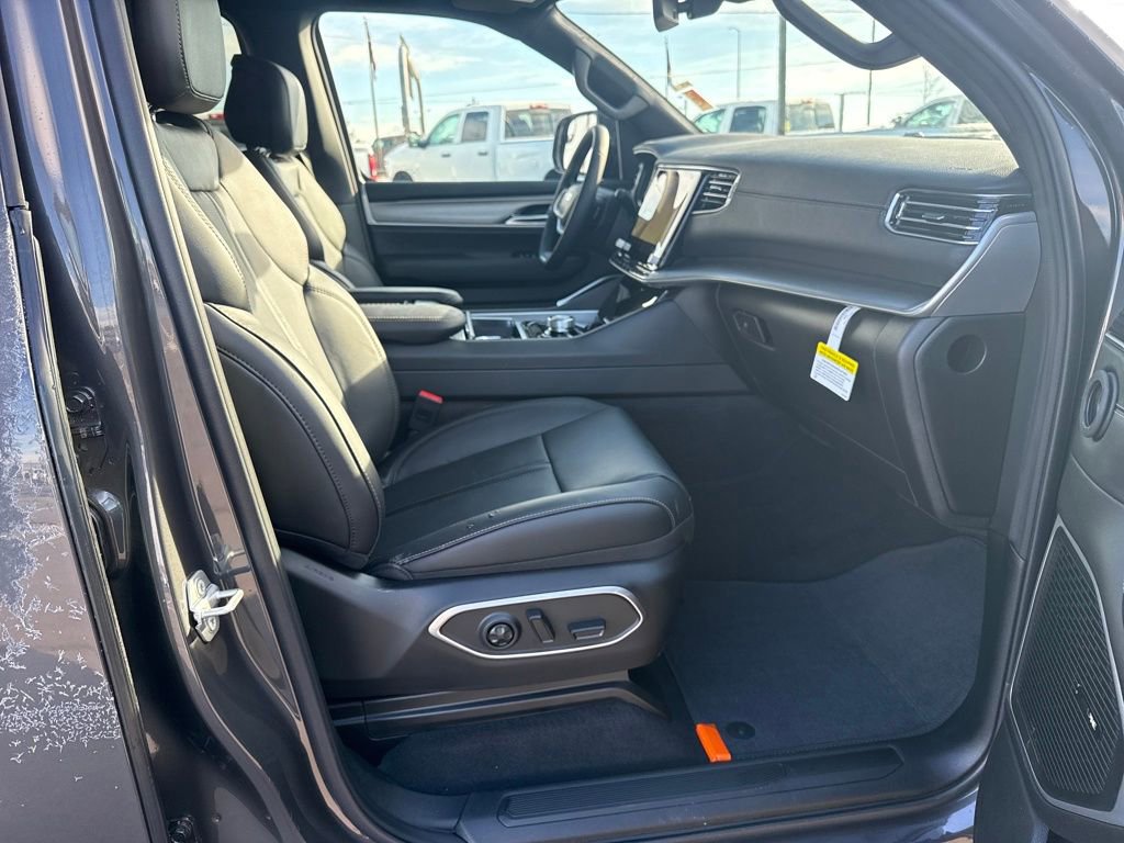 New 2026 Jeep Grand Wagoneer L 4WD w/ Premium Group I image 32