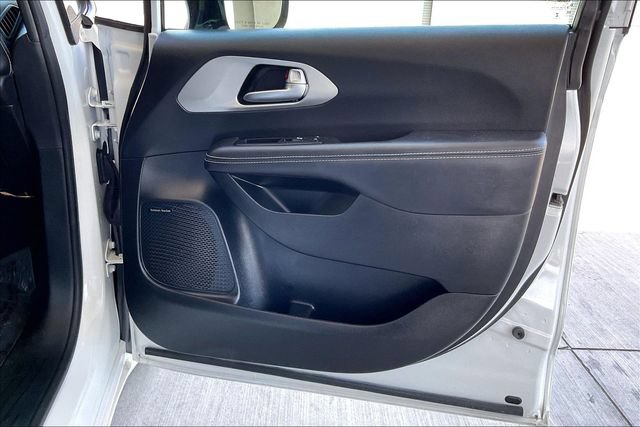 Used 2023 Chrysler Pacifica Limited w/ Uconnect Theater Family Group FWD image 23