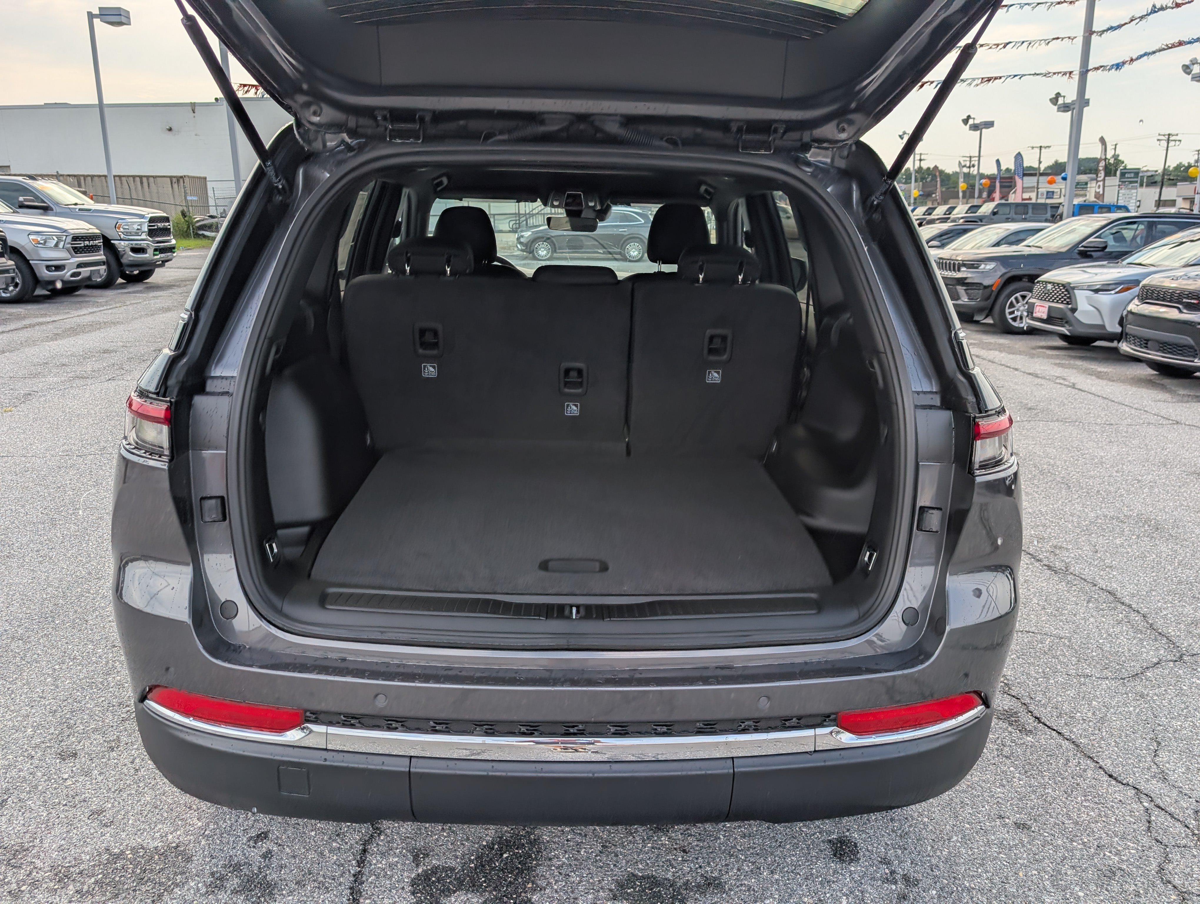 New 2026 Jeep Grand Cherokee Laredo AWD/4WD image 12