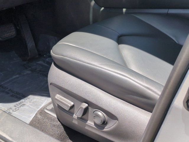 Used 2021 Toyota Highlander XLE AWD/4WD image 12