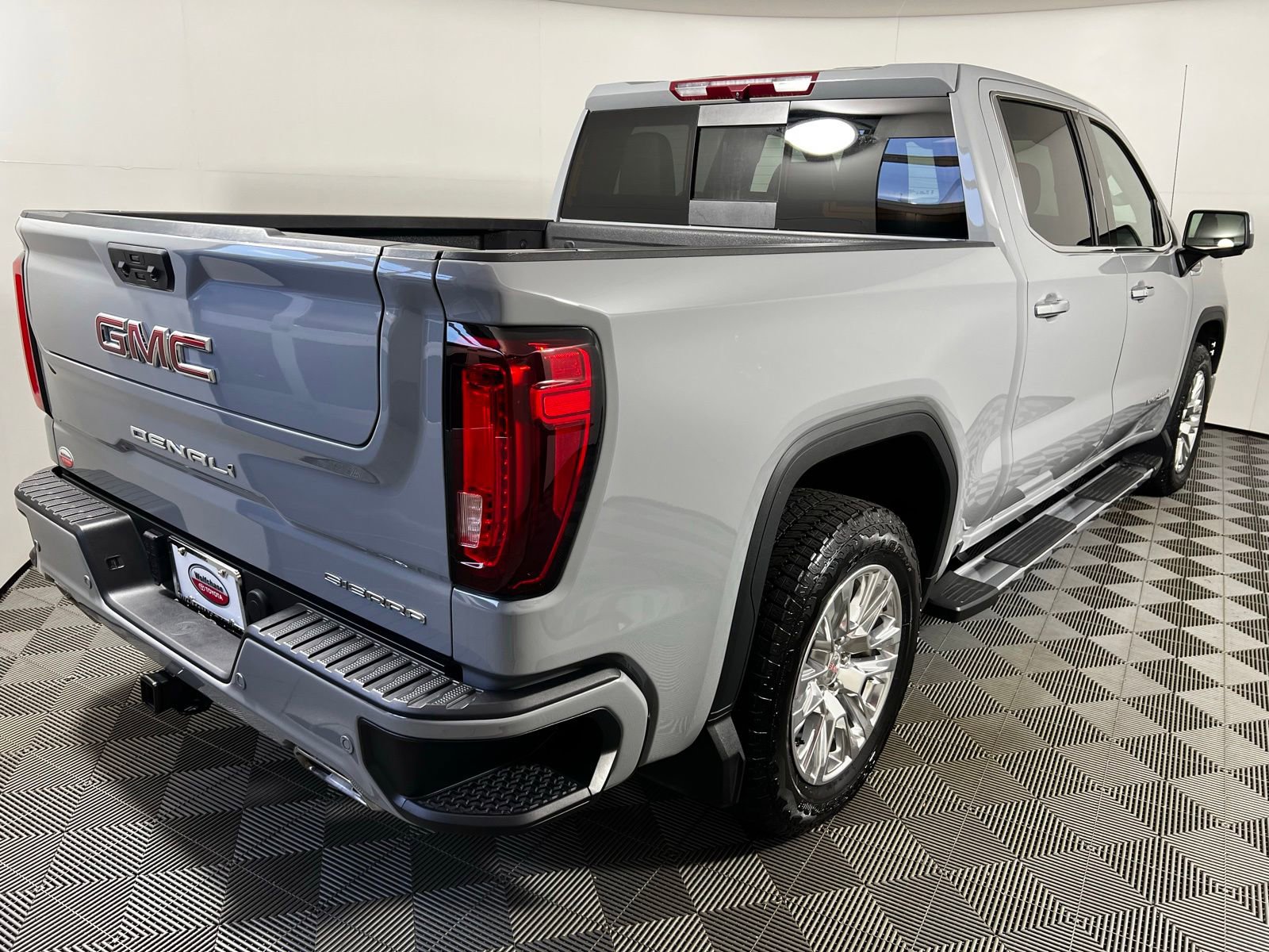 Used 2025 GMC Sierra 1500 Denali AWD/4WD image 5
