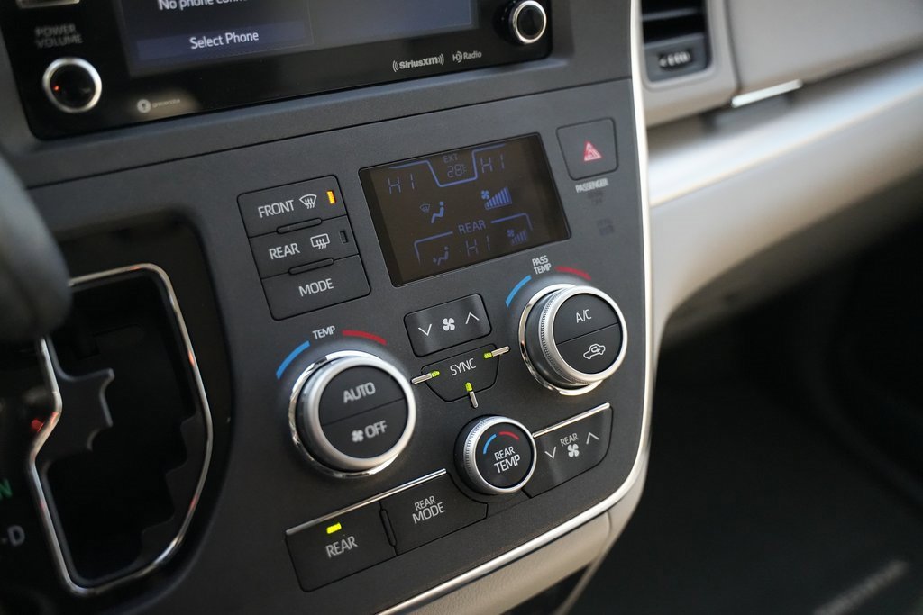 Used 2018 Toyota Sienna LE image 27