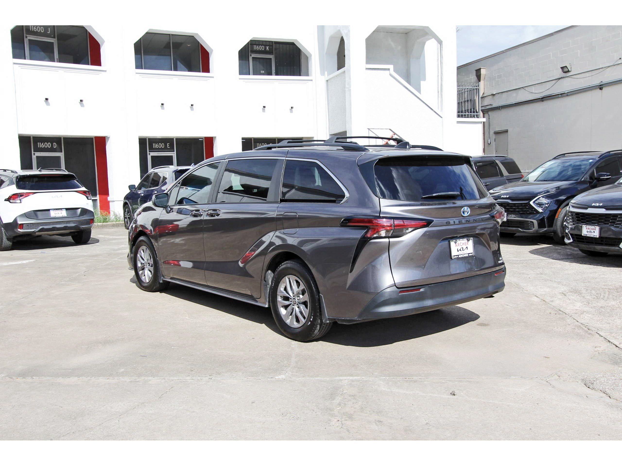 Used 2022 Toyota Sienna LE FWD image 5