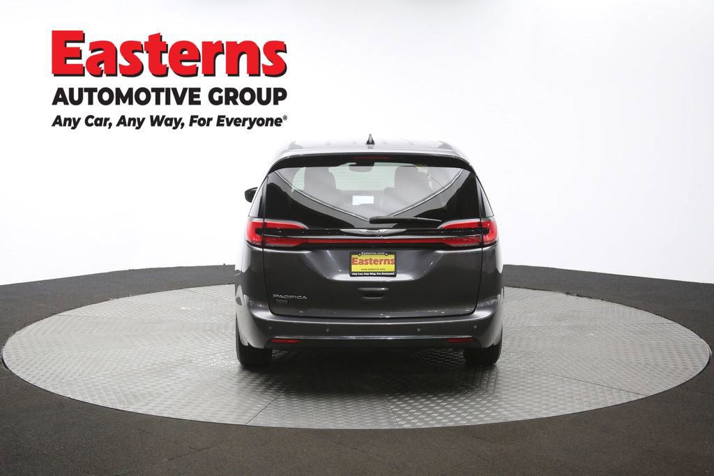 Used 2023 Chrysler Pacifica Touring-L image 38