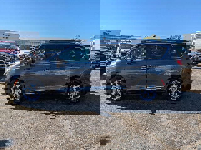 Used 2020 Chrysler Pacifica Touring-L w/ Tire & Wheel Group image 7