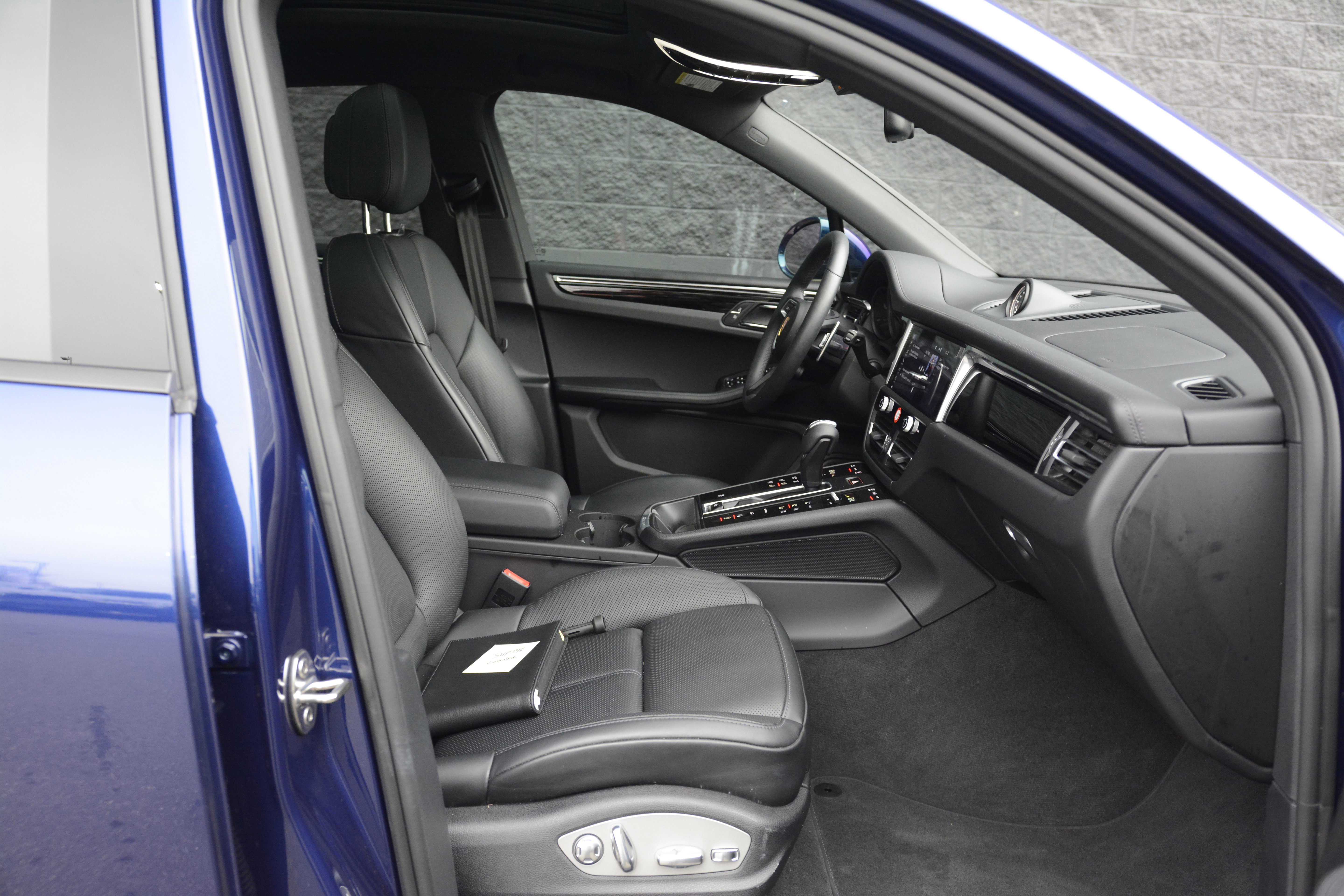 Certified 2025 Porsche Macan AWD/4WD image 27