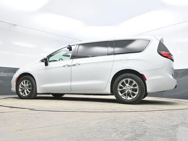 Used 2023 Chrysler Pacifica Touring-L image 31