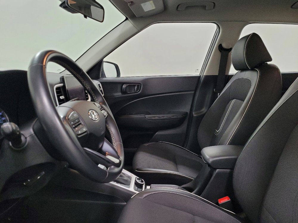 Used 2022 Hyundai Venue Limited image 17