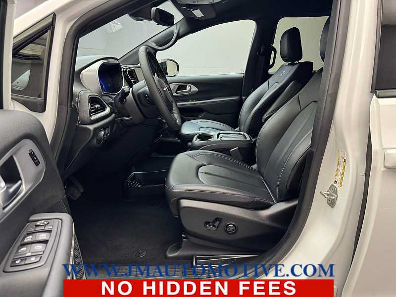 Used 2024 Chrysler Pacifica Touring-L w/ S Appearance Package AWD/4WD image 12