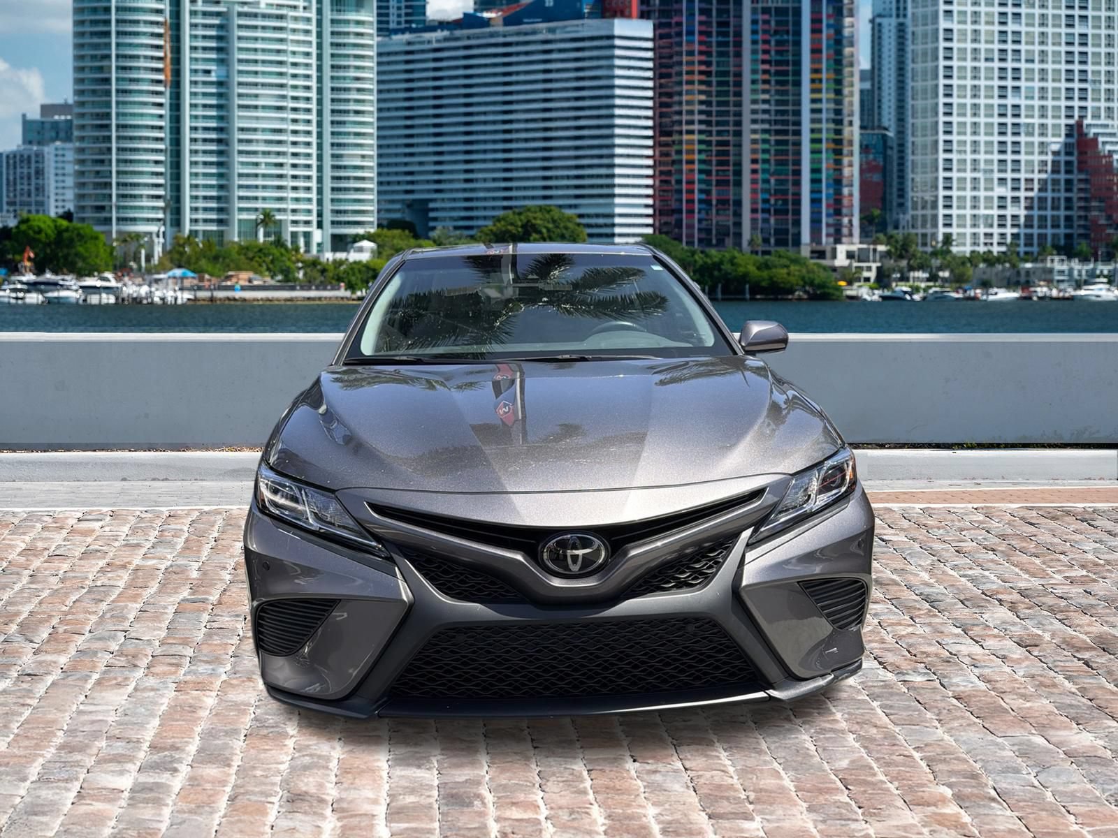 Used 2018 Toyota Camry SE w/ Moonroof Package FWD image 2