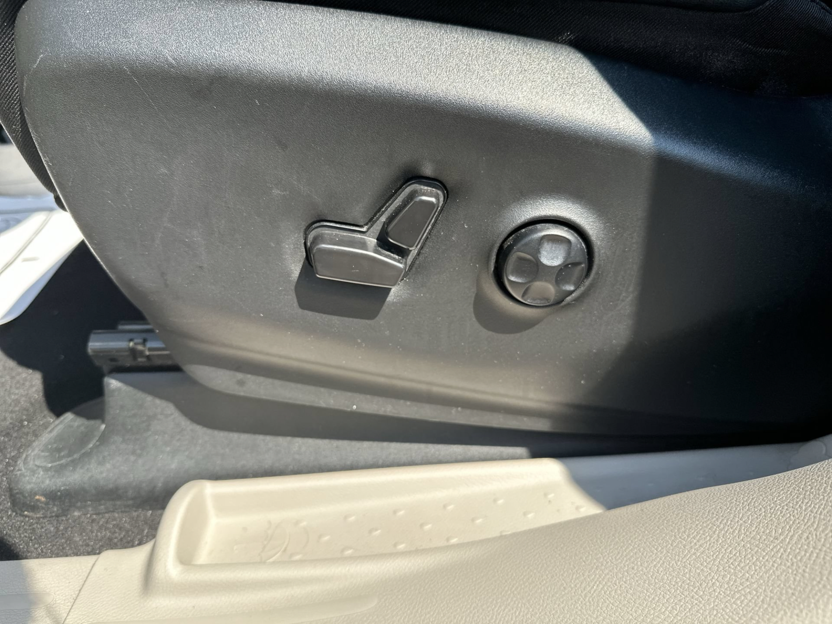 Used 2024 Chrysler Pacifica Touring-L FWD image 14