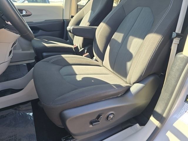 Used 2023 Chrysler Voyager LX FWD image 5