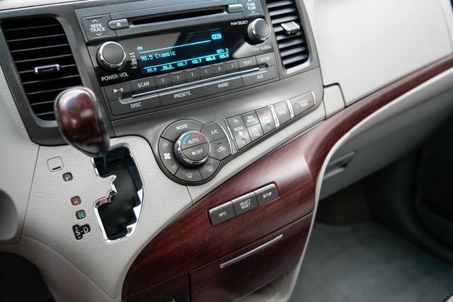 Used 2014 Toyota Sienna XLE FWD image 5