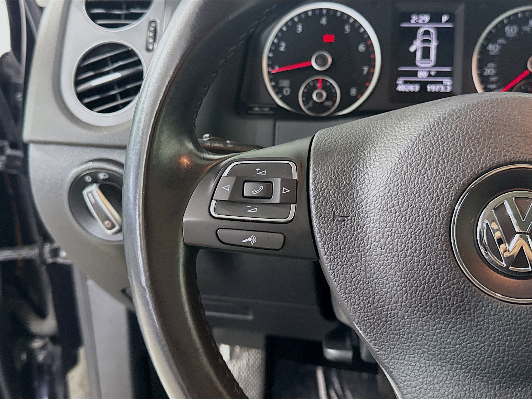 Used 2017 Volkswagen Tiguan S image 14