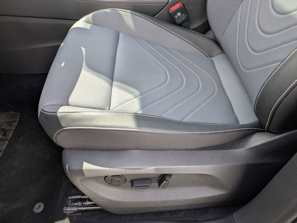 Used 2025 Volkswagen Tiguan SE w/ Panoramic Sunroof Package AWD/4WD image 15