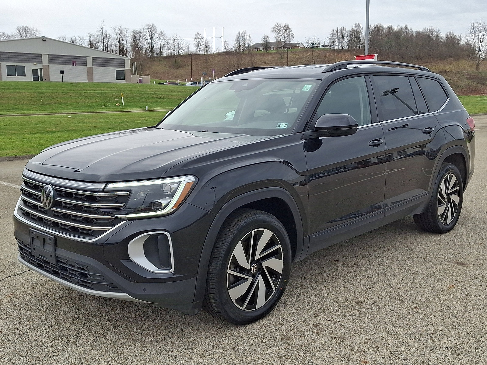 Used 2024 Volkswagen Atlas SE image 3