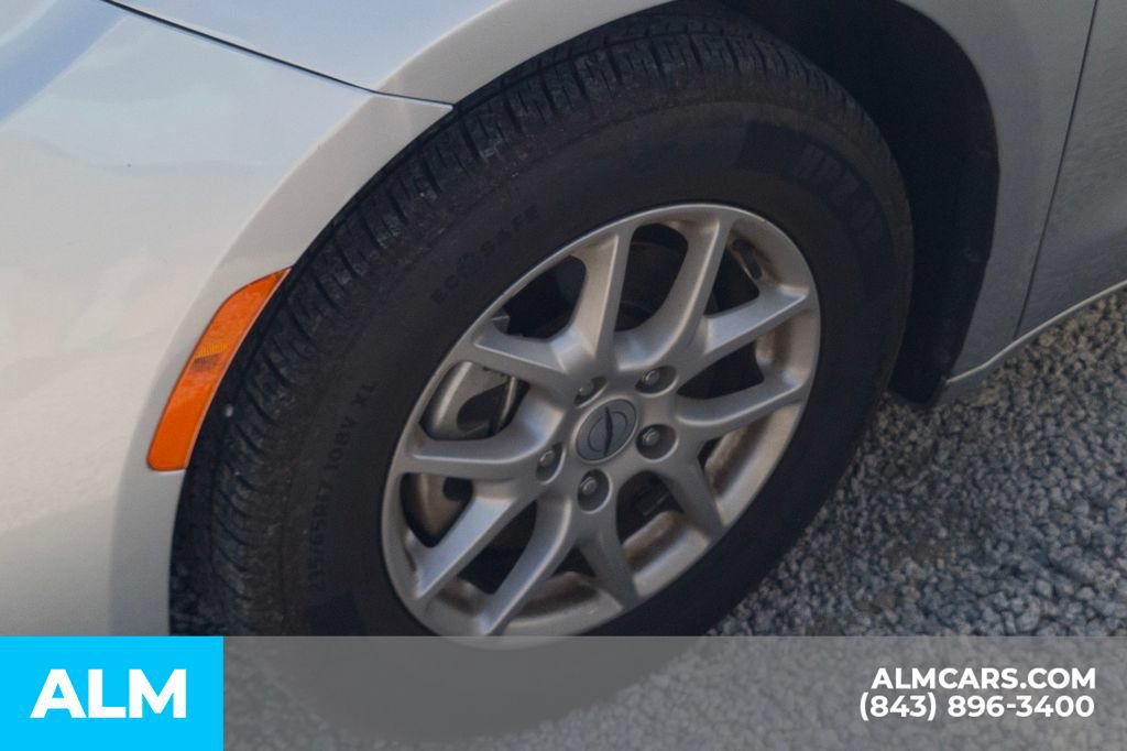 Used 2024 Chrysler Pacifica Touring-L FWD image 5