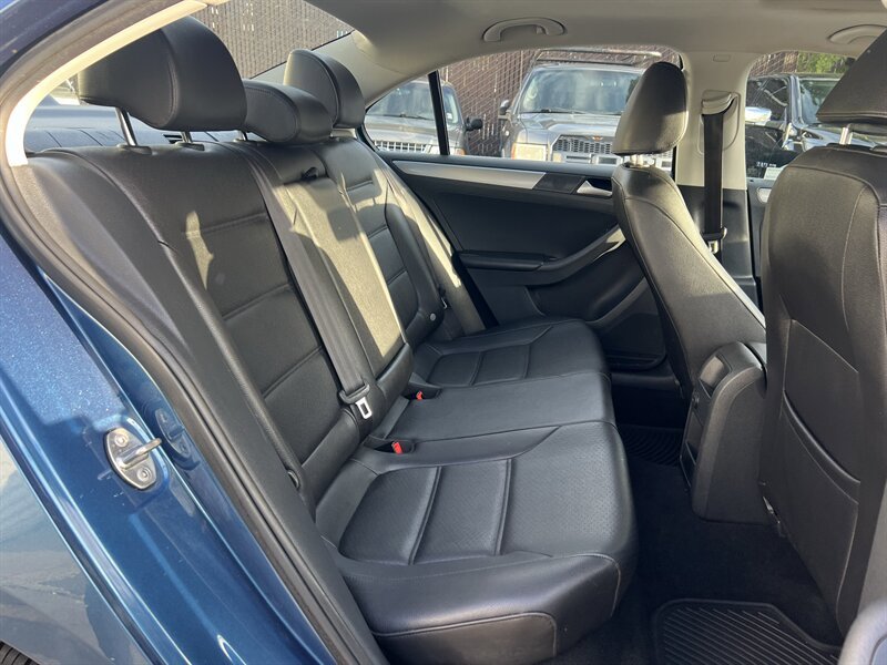 Used 2017 Volkswagen Jetta SE FWD image 12