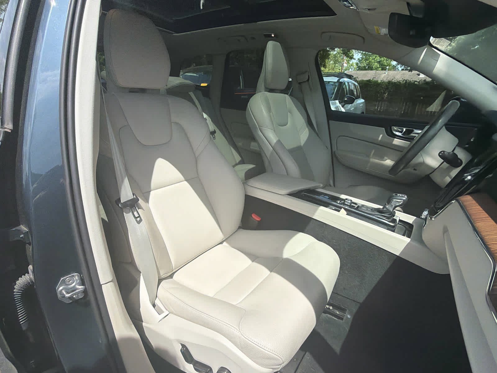 Used 2021 Volvo XC60 T5 Momentum w/ Advanced Package image 17