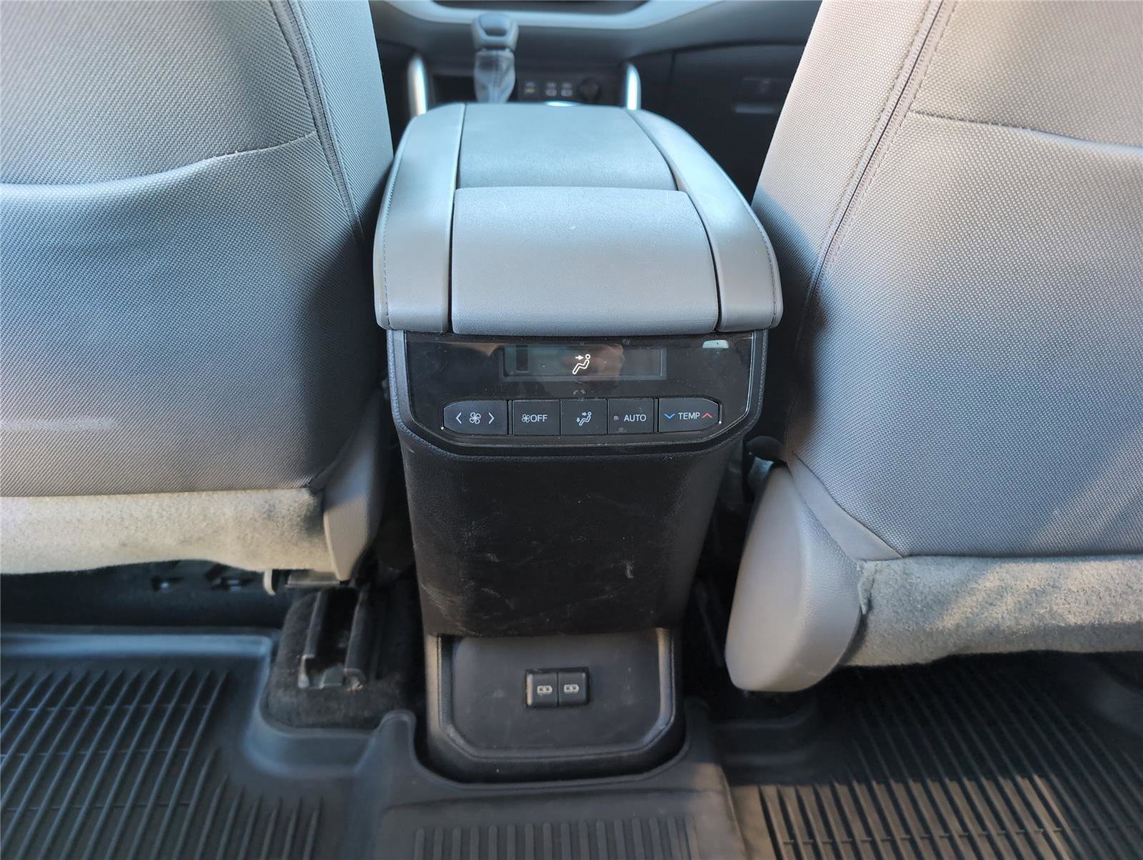 Used 2023 Toyota Highlander L image 27