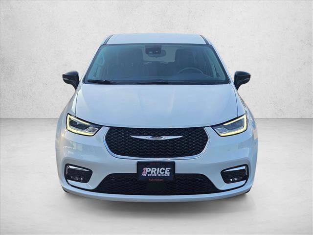 Used 2023 Chrysler Pacifica Touring-L FWD image 2