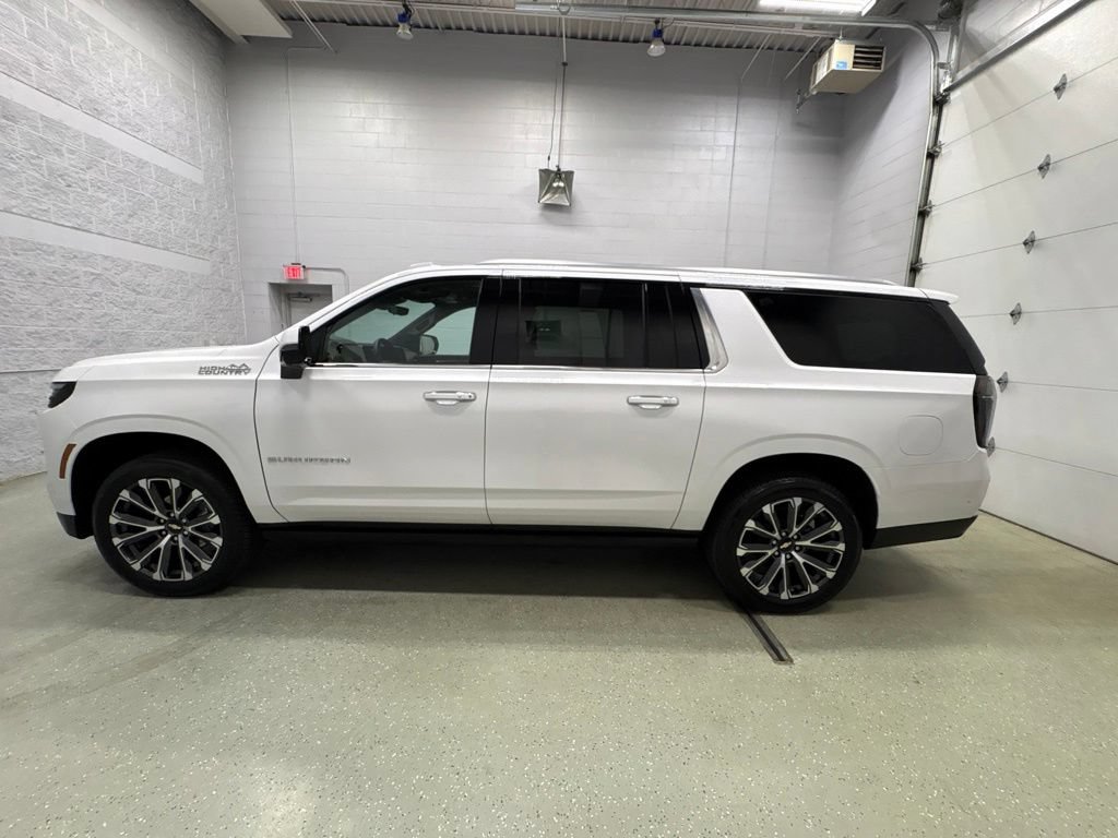 Used 2025 Chevrolet Suburban High Country AWD/4WD image 7