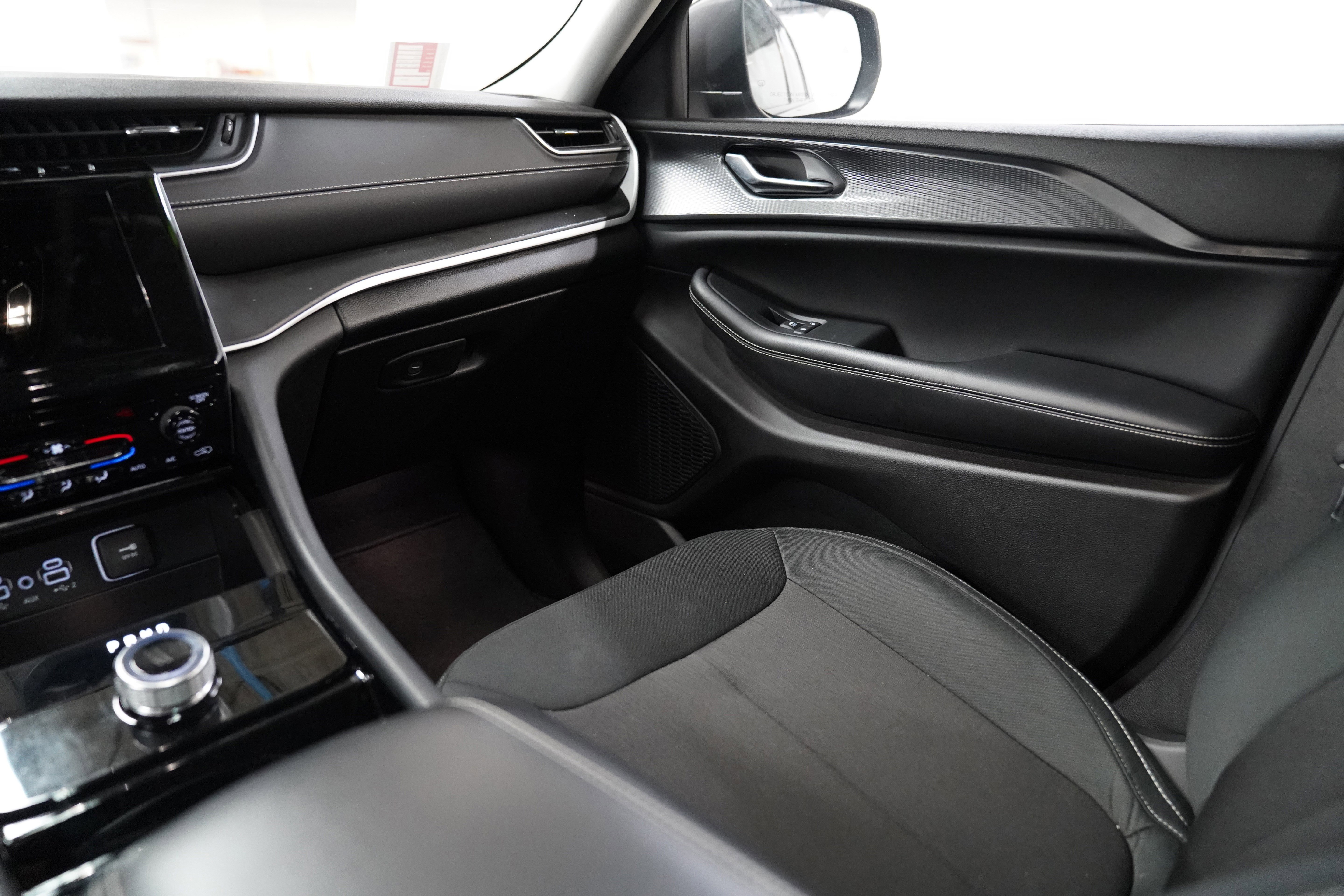 Used 2023 Jeep Grand Cherokee Laredo X image 14