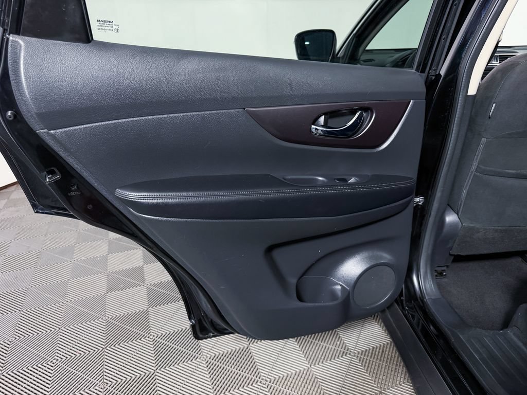 Used 2015 Nissan Rogue SV FWD image 32