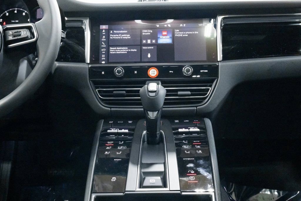 Certified 2025 Porsche Macan image 17