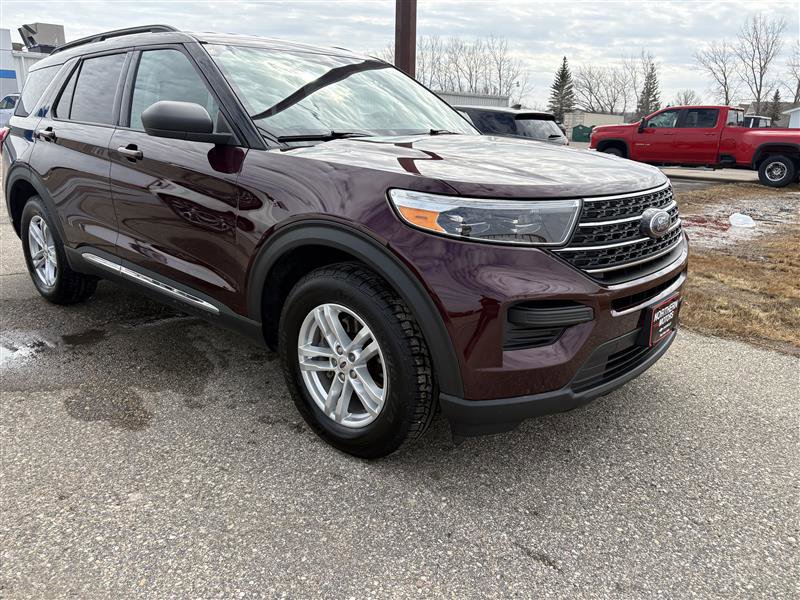 Used 2022 Ford Explorer XLT image 2