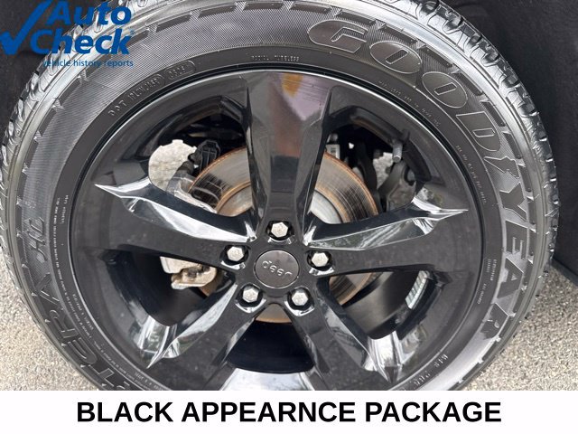 Used 2023 Jeep Grand Cherokee Limited w/ Black Appearance Package AWD/4WD image 8