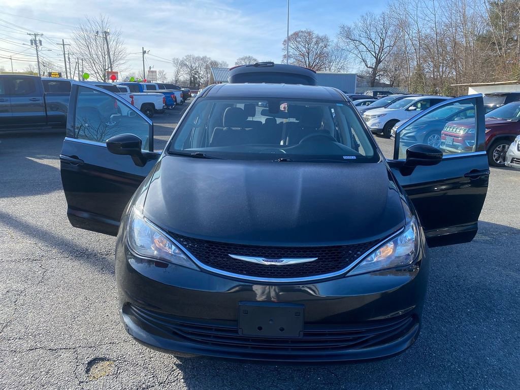 Used 2020 Chrysler Voyager LX image 30