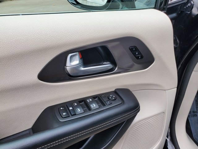 Certified 2024 Chrysler Pacifica Touring-L image 9