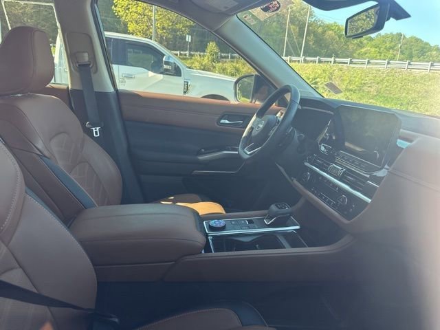 Used 2025 Nissan Pathfinder Platinum w/ Cargo Package image 15