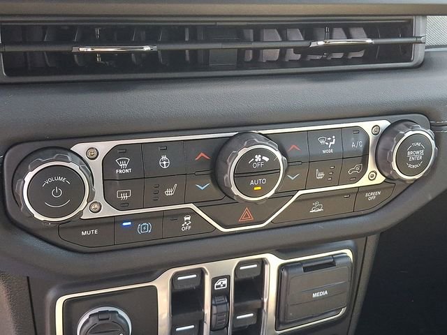 Used 2024 Jeep Wrangler Unlimited Sahara w/ Technology Group image 16