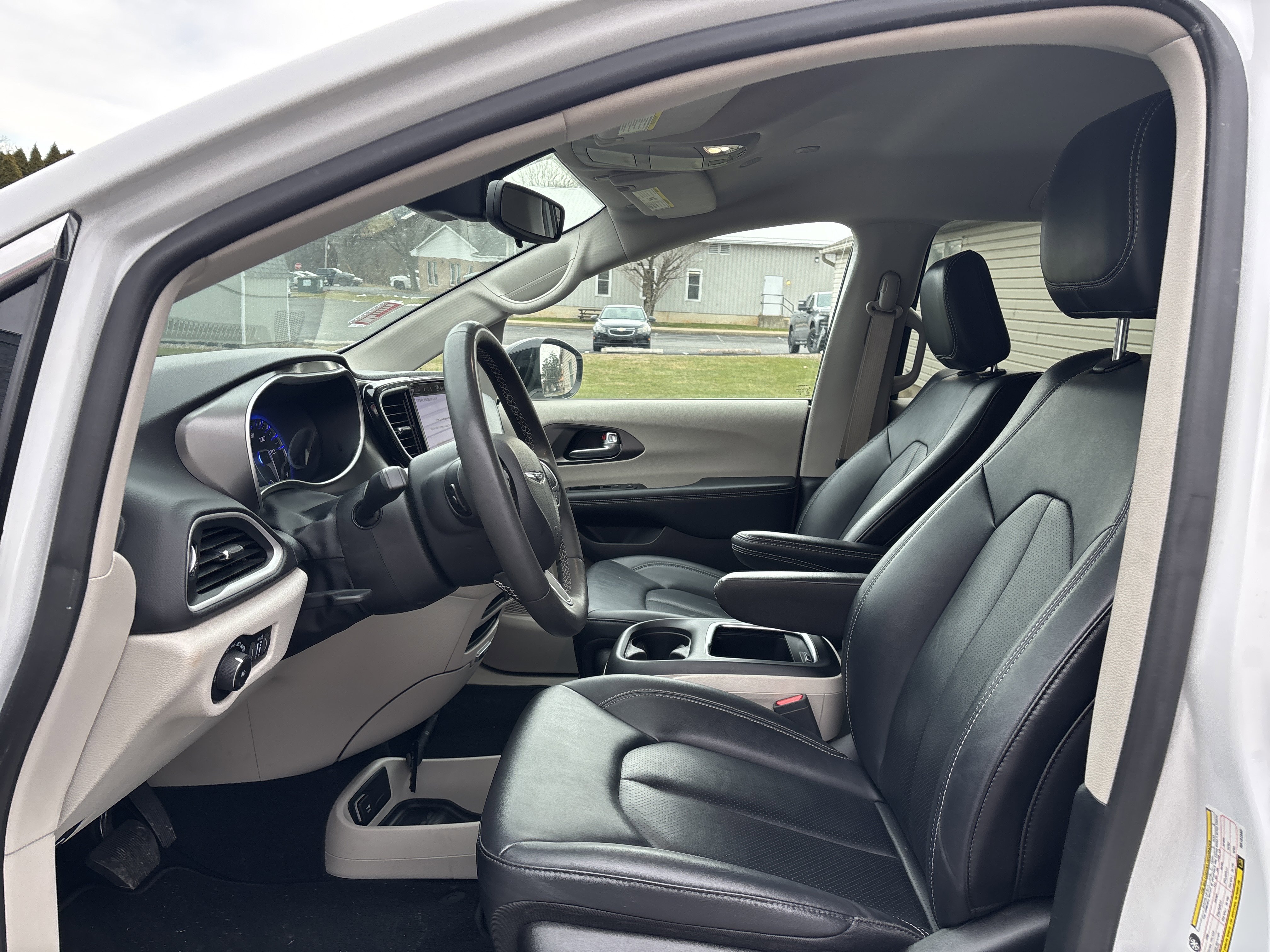 Used 2024 Chrysler Pacifica Touring-L image 13