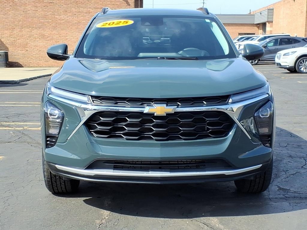 Used 2025 Chevrolet Trax LT image 2