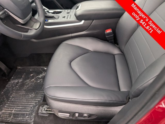 Used 2025 Toyota Highlander XLE AWD/4WD image 19