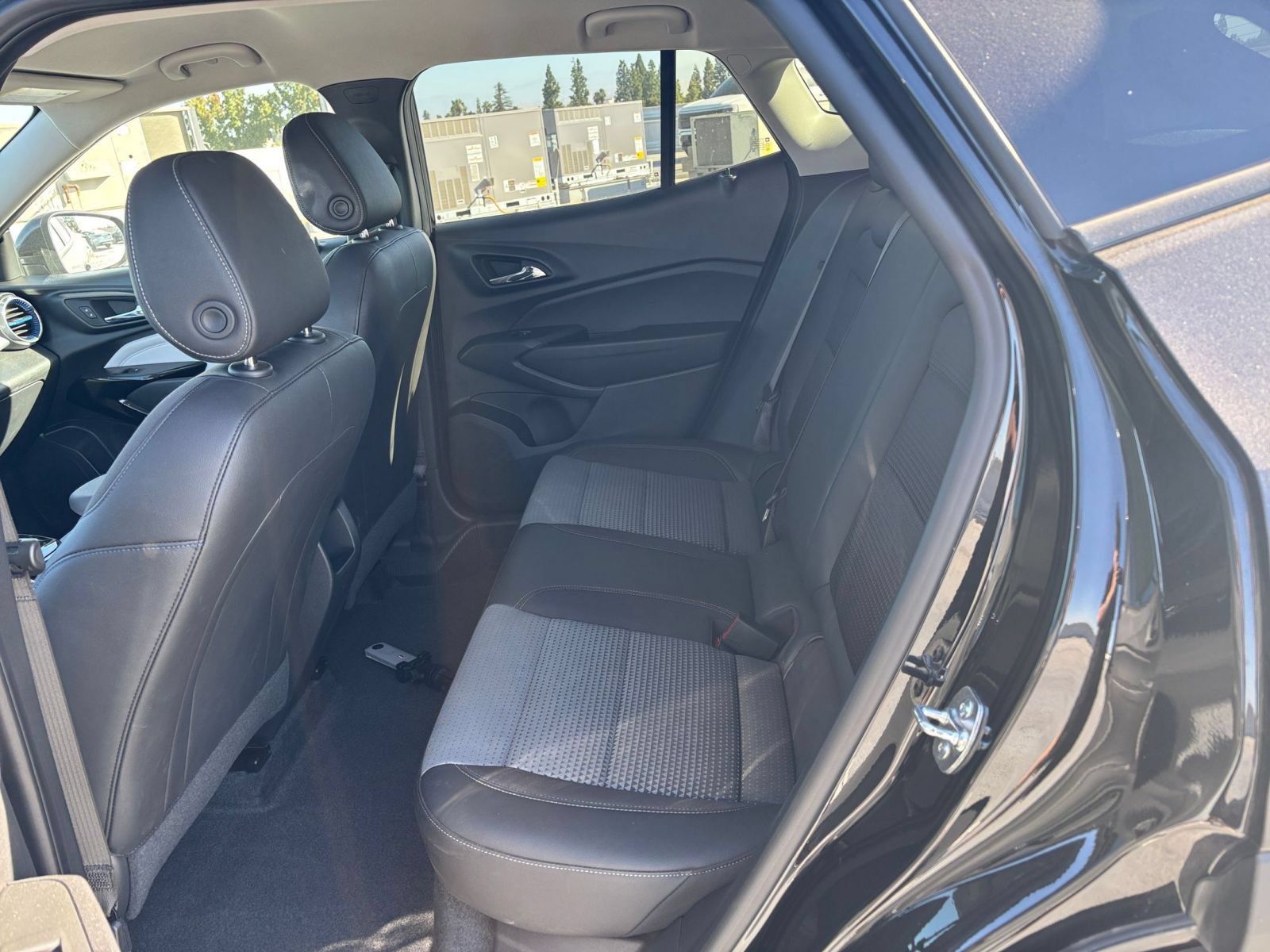 Used 2025 Chevrolet Trax LT FWD image 24