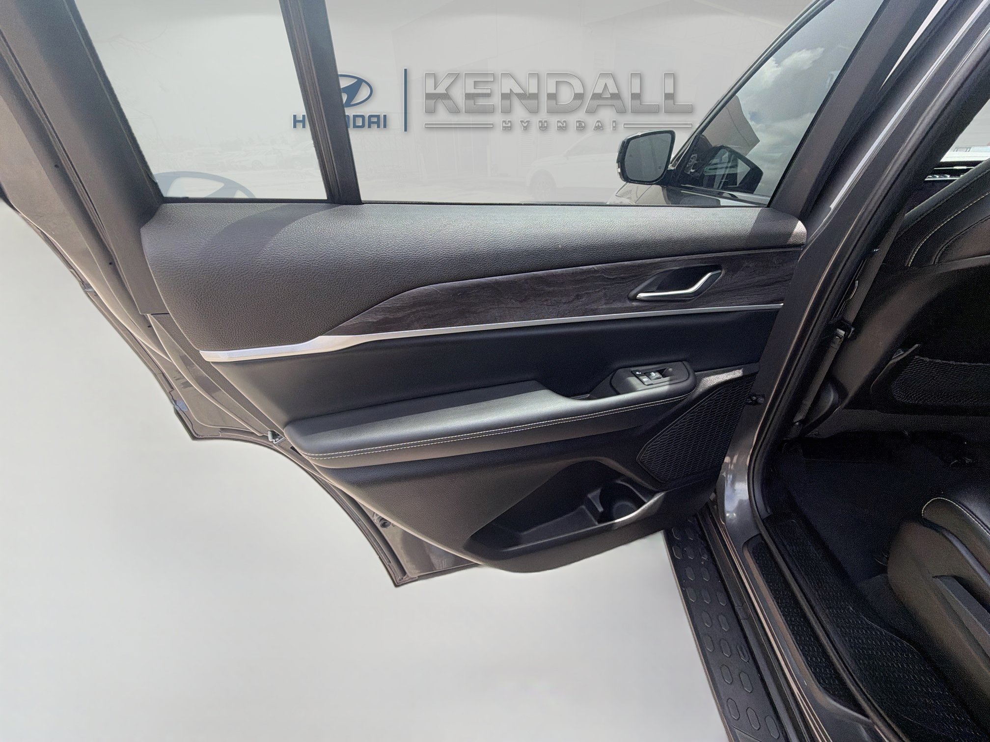 Used 2025 Jeep Grand Cherokee L Limited w/ Black Appearance Package RWD image 23